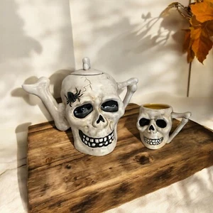 Totenkopf Teekanne & Tasse. Blue Sky Halloween Collection | Heather Goldminc. Spinne - Bild 1 von 12
