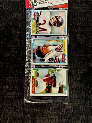 1981 TOPPS XMAS FOOTBALL RACK PACK WALTER PAYTON BOB GRIESE DAN HAMPTON RC - Image 1 of 2
