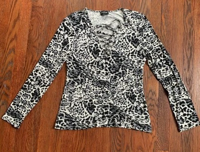 Top túnica con cordones estampado de leopardo Bebe para mujer talla grande negro gris manga larga Foto 1 de 4