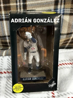 LA Dodgers Bobblehead Adrian Gonzalez 2017 Selfie SGA Novo na Caixa 2 de 2 MOC - Imagem 1 de 4