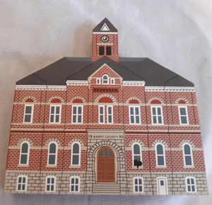 Cuidador de estante de madera The Cat's Meow Village Barry County Courthouse Hastings MI - Imagen 1 de 16