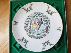 Royal Doulton 1977 Christmas Plate – Ice Skaters w/ Original Hinged Box Vintage - Picture 1 of 11