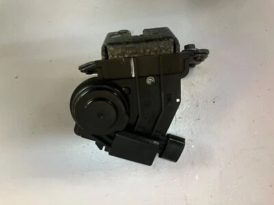 Conjunto de liberación de actuador de bloqueo de maletero trasero híbrido Toyota Prius V 12-17 OEM Foto 1 de 4