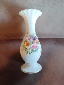 Hermoso jarrón de porcelana con flores aplicadas pintadas a mano vintage pintadas a mano, Japón - Imagen 1 de 5