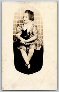 Tarjeta postal vintage RPPC* niña sentada con gato en regazo PM c1910-15 en muy buena condición - Imagen 1 de 2