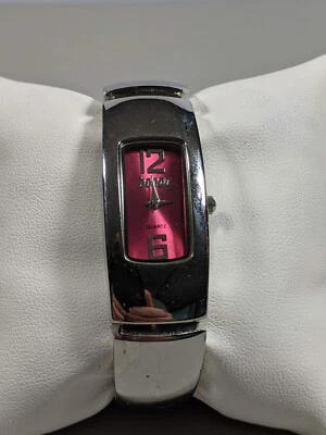 Reloj pulsera Bongo esfera rosa tono plata caja puño abierto bisagra correa 6 pulgadas Foto 1 de 4