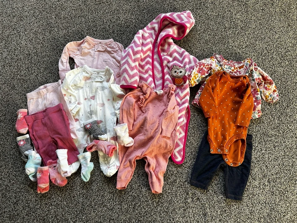 Paquete de ropa Carter’s para niña recién nacida, conjunto de 19 piezas, talla recién nacida Foto 1 de 4