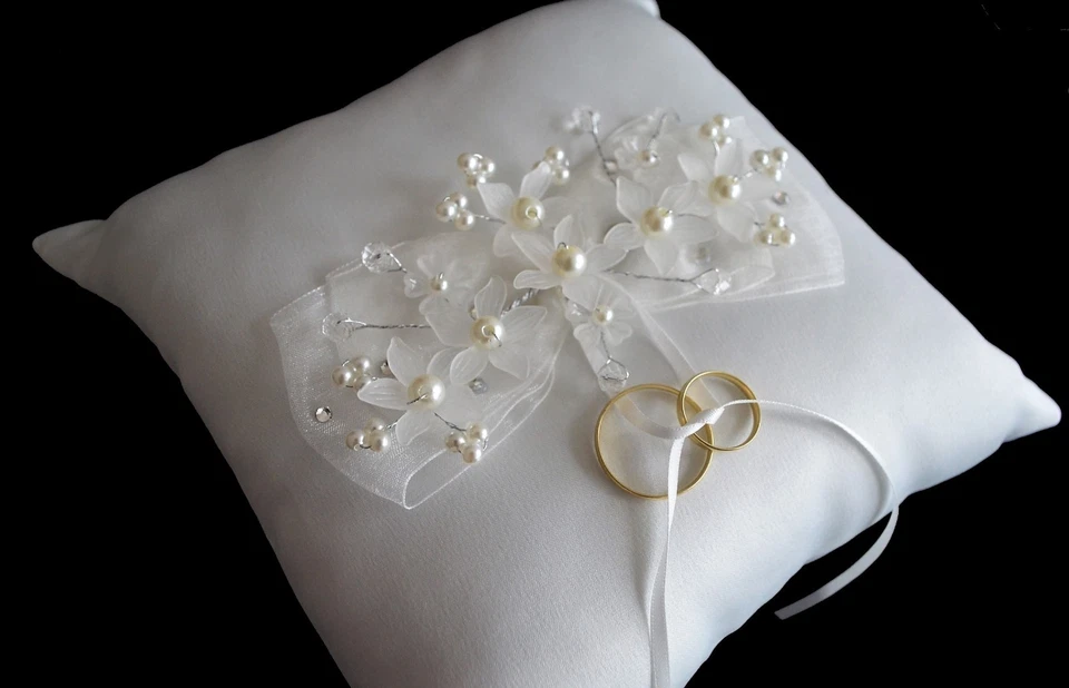 Ringkissen ivory für Eheringe Etui zum Brautkleid Kopfschmuck Stola Schleier neu - Bild 1 von 3