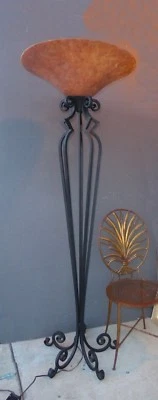 Lámpara de pie alta estilo español de hierro forjado con pantalla invertida  Foto 1 de 4