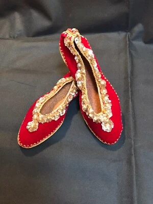 США 6 ИНДИЙСКИЙ РУЧНОЙ РАБОТЫ КРАСНЫЙ БАРХАТ С ЗОЛОТОЙ ОТДЕЛКОЙ ЖЕНСКИЕ ТУФЛИ ТРАДИЦИОННЫЙ СТИЛЬ ДЖУТИ - Изображение 1 из 4