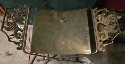 Taburete de banco de metal inspirado en el Art Deco con motivo de grifo alado estilo Oscar Bruno Bach Foto 1 de 4