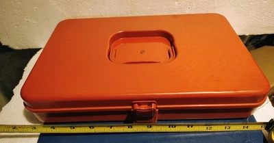 Estuche de carrete de plástico naranja vintage con 24 carretes de madera vintage de hilo/agujas Foto 1 de 4