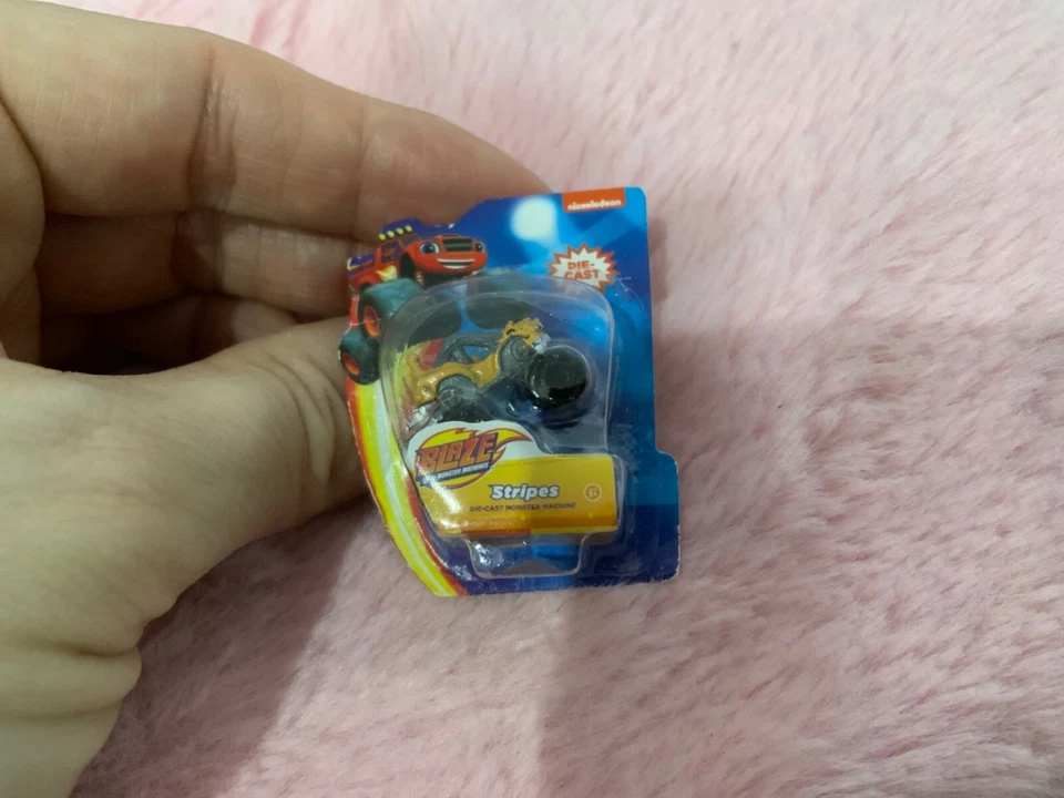 zuru mini marchi Minature Blaze strisce gialle monster truck per casa di Barbie - Immagine 1 di 1