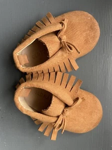 Old Navy Baby Slip On Shoes, Moccasins Light Brown with Fringe And Bow newborn - Picture 1 of 4