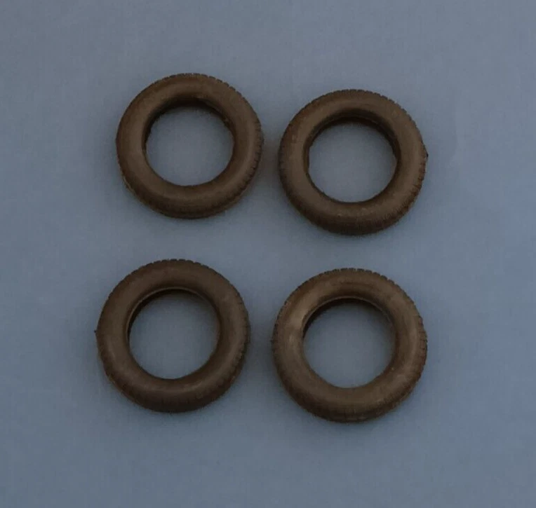 Revival 4 gomme originali Pirelli per auto modelli serie Alfa Romeo P3 1:20 - Immagine 1 di 1