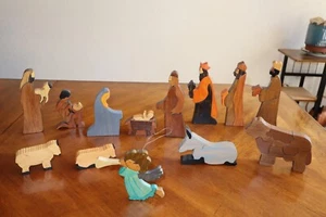Hand Crafted Carved Wooden Nativity 13 pcs Set Ireland Style Puzzle Look - Picture 1 of 14