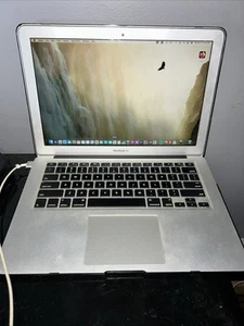 MacBook Air 13 ,256 GB SSD, Intel Core i5 , 1.40 GHz, Intel HD 5000, 8 GB RAM - Picture 1 of 4
