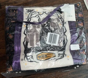Neu mit Etikett Neu in Verpackung 2023 Disney Parks Harveys Hocus Pocus Sanderson Schwestern Poster Tasche - Bild 1 von 9