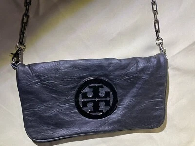 Bolso plegable con cadena y correa con logotipo de metal para pistola Tory Burch. Forro satinado negro sobre negro Foto 1 de 4