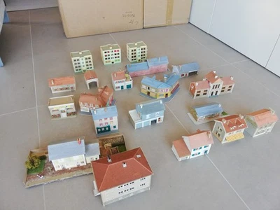 ECHELLE HO MARQUE DIVERSES LOT DE 20 MAQUETTES A THEME VILLE ET  VILLAGE - Immagine 1 di 4