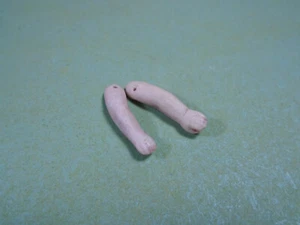 Brazos de muñeca de porcelana antigua muy pequeños, fijación de alambre, 0,9", reparación de muñecas - Imagen 1 de 4
