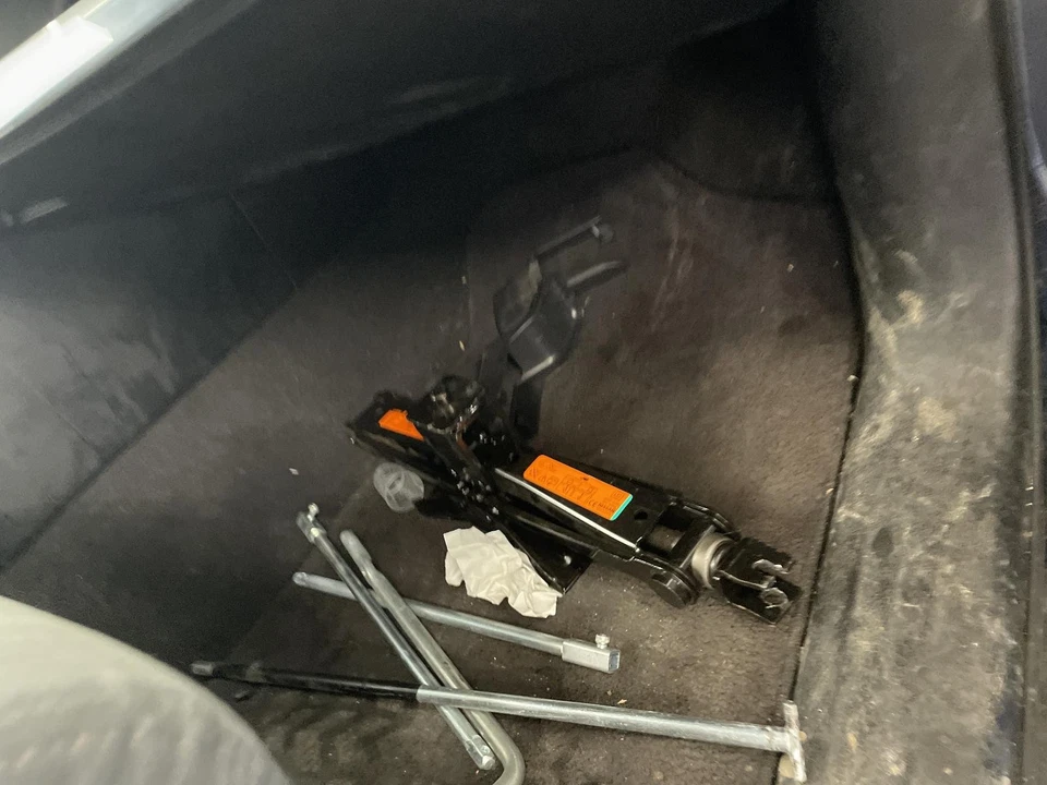 Gato de piso usado se adapta a: Nissan Armada 2018 grado A Foto 1 de 4