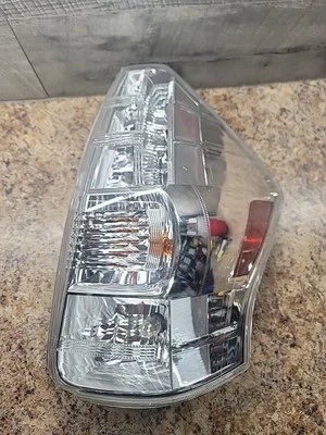 *PROBADO* Luz trasera LED y halógena Toyota Prius V 2012-2014 pasa lado derecho Foto 1 de 4