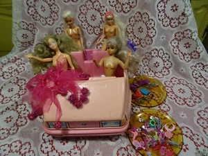 grand lot la voiture  de barbie= 4poupées blondes une collerette 5paires  chauss - Imagen 1 de 12