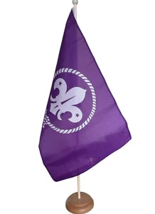 SCOUTS LILA BODEN STEHFLAGGE & HOLZSOCKEL - Bild 1 von 1