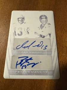 Placa de impresión autógrafa Peyton Manning Dan Marino 2024 Leaf Trinity negra 1/1 - Imagen 1 de 2