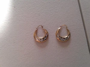 9ct gold hoop earring flower design on sides. Used.  1.2 grams total. - Picture 1 of 9