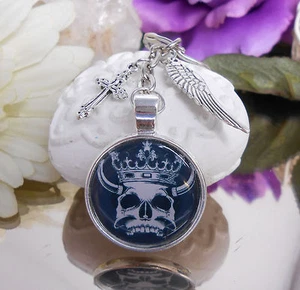 Schlüsselanhänger Taschenbaumler mit Ring / Totenkopf Flügel Kreuz / Cabochon  - Bild 1 von 4