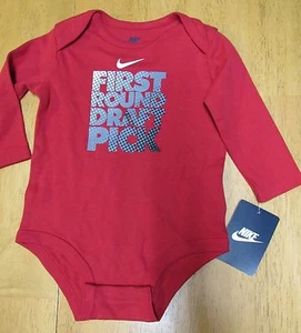 NUEVO CON ETIQUETAS NIKE ROJO Y GRIS ""Primera Redonda Draft Pick"" LOGOTIPO BODY Bebé Talla 6-9 meses - Imagen 1 de 2