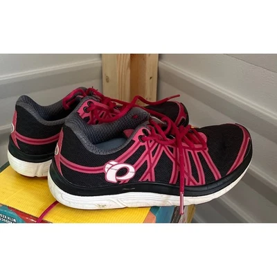 Женские кроссовки Pearl Izumi черные розовые на шнуровке размер 7,5 - Изображение 1 из 4