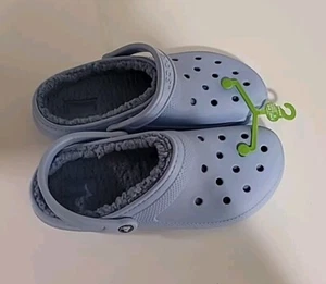 Crocs Classic Clog Fuzzy Lined Calcite Blue Women’s 12 Men’s 10. Neu - Bild 1 von 3