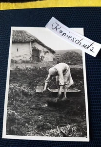 Original Seltenes Foto Tichonowka Mai 1942 Herstellung von Briketts aus Kuhdung - Bild 1 von 4