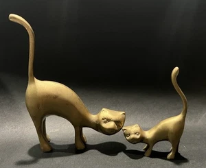 Juego de 2 gatos vintage MCM de latón cola larga estilo mediados de siglo. - Imagen 1 de 10