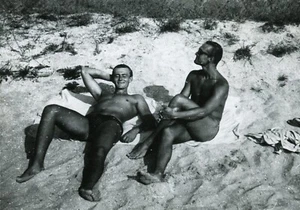 Hemdlose hübsche junge Männer Paar barfuß Ausbuchtung Strandhose Gay Vintage Foto - Bild 1 von 3
