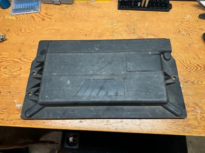 Cubierta de batería de maletero de plástico BMW E39 M5 Foto 1 de 2