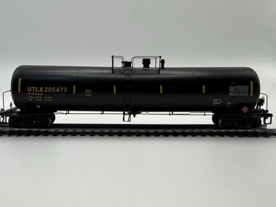 HO InterMountain UTLX 33,000 Gal Tank Car 205473 – Kadee Couplers Metal Wheels - Image 1 of 4