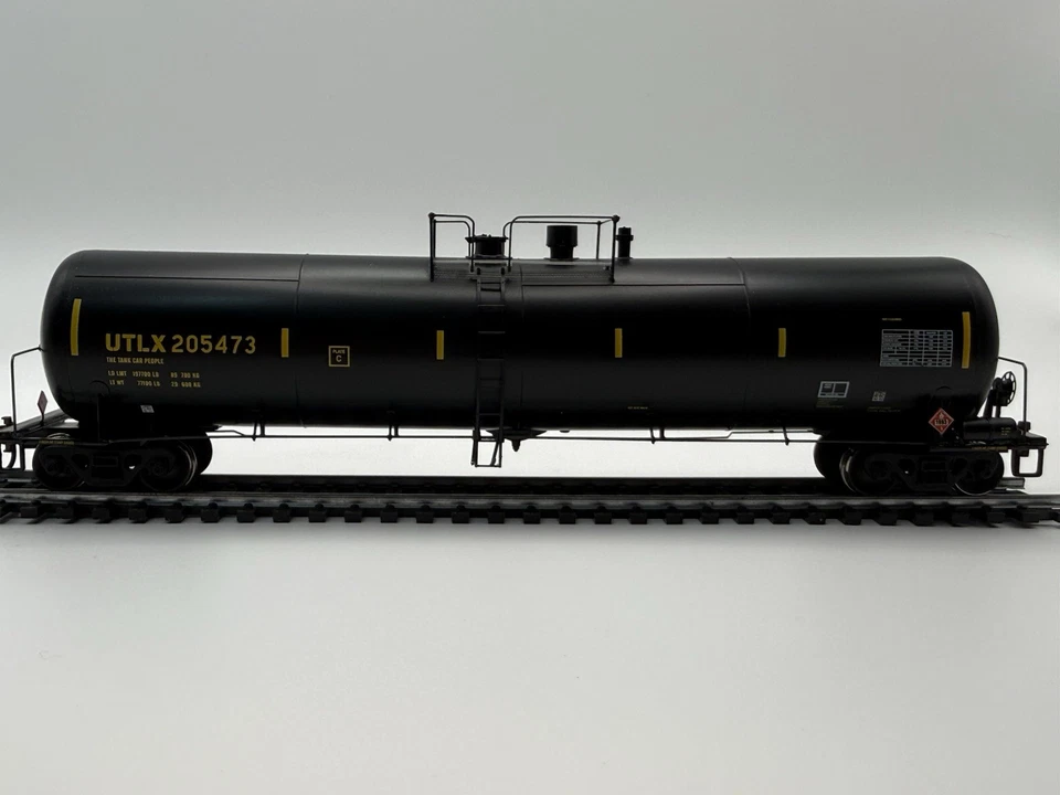 HO InterMountain UTLX 33,000 Gal Tank Car 205473 – Kadee Couplers Metal Wheels - Image 1 of 4