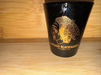 Chicago BlackHawks NHL Team Logo Shot Glass negro y dorado Foto 1 de 4