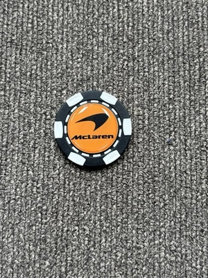 Marcador de pelota de golf McLaren F1 con fichas de póker con gráfico de burbuja elevado de una cara negro Foto 1 de 4