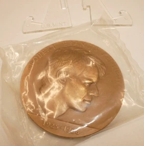 Robert Francis Kennedy 1925-1968 US Mint Bronze Medal Sealed - Picture 1 of 10