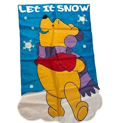 Disney WINNIE THE POOH Lg Bandera Exterior Déjalo Nieve De Colección Nuevo Sin Etiquetas 42 X 27 Foto 1 de 3
