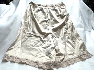 Lotto 4012 - Bloomers donna vintage VANITY FAIR beige - Taglia M - Foto 1 di 2