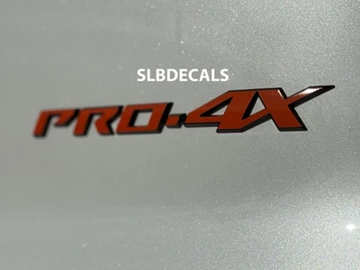 Calcomanías emblema PRO4X para puerta trasera Nissan ARMADA 2025 2026 Foto 1 de 4