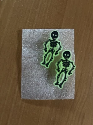 Brilla en la oscuridad pequeño esqueleto Halloween para zapatos de cocodrilo encanto Foto 1 de 3