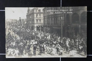 AK Wilhelmshaven 1917 Marineschiffspost Aufziehen der Wache Kinder Häuser - Bild 1 von 2