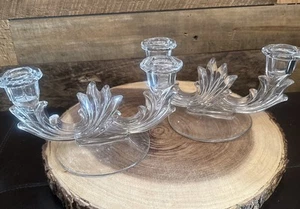 Par de candelabros cónicos de doble brazo vintage de vidrio Fostoria - Imagen 1 de 4